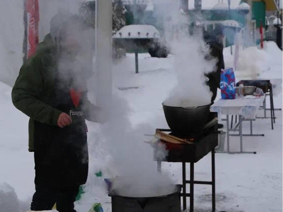 Полкило красной икры получит победитель кулинарного конкурса костровой еды
