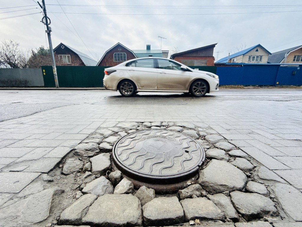 Опасные ямы и старую плитку на Профсоюзной закатают в асфальт