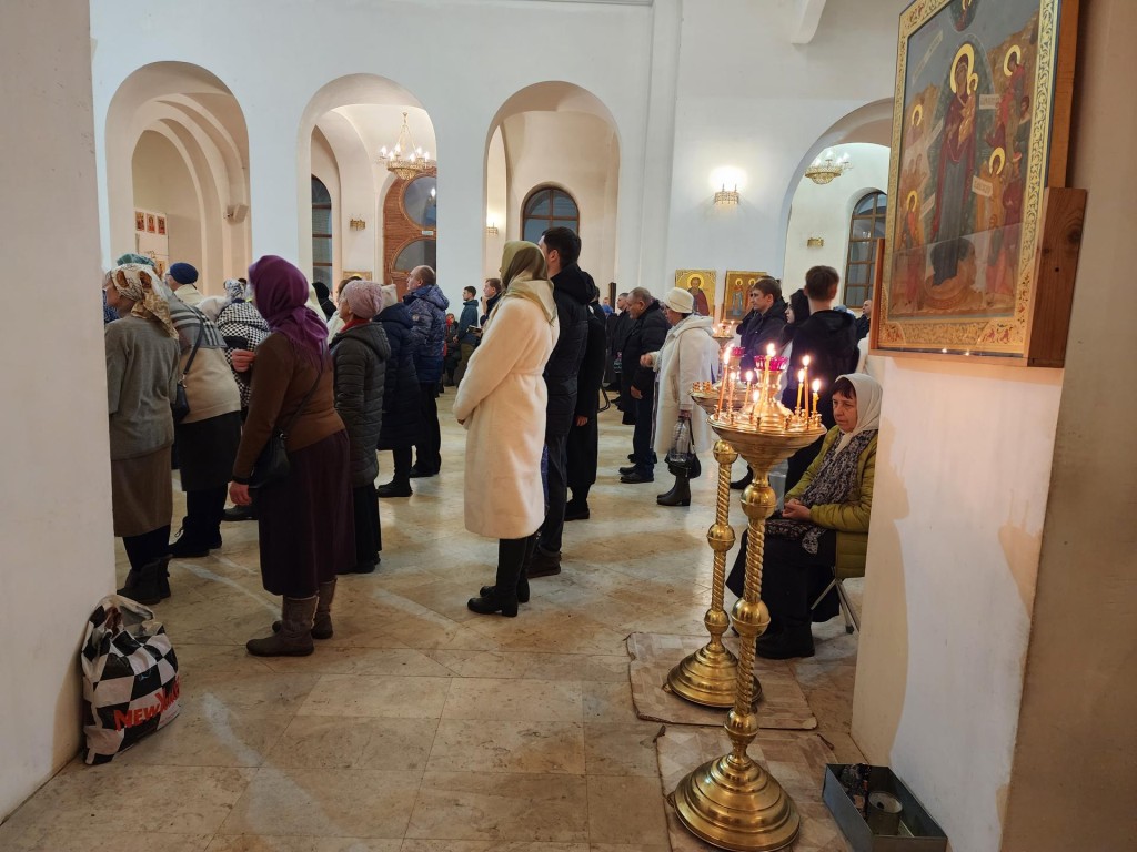 Праздничные богослужения собрали жителей Раменского в храме Иконы Божьей Матери