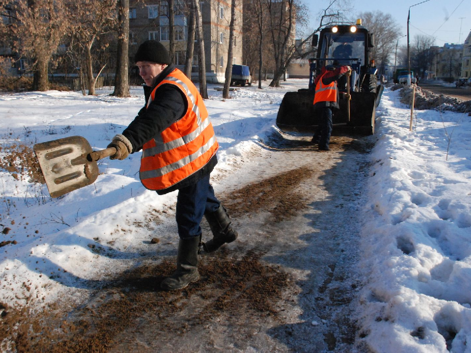 Скользкую дорогу в Некрасовском обработают песком по просьбе жителей