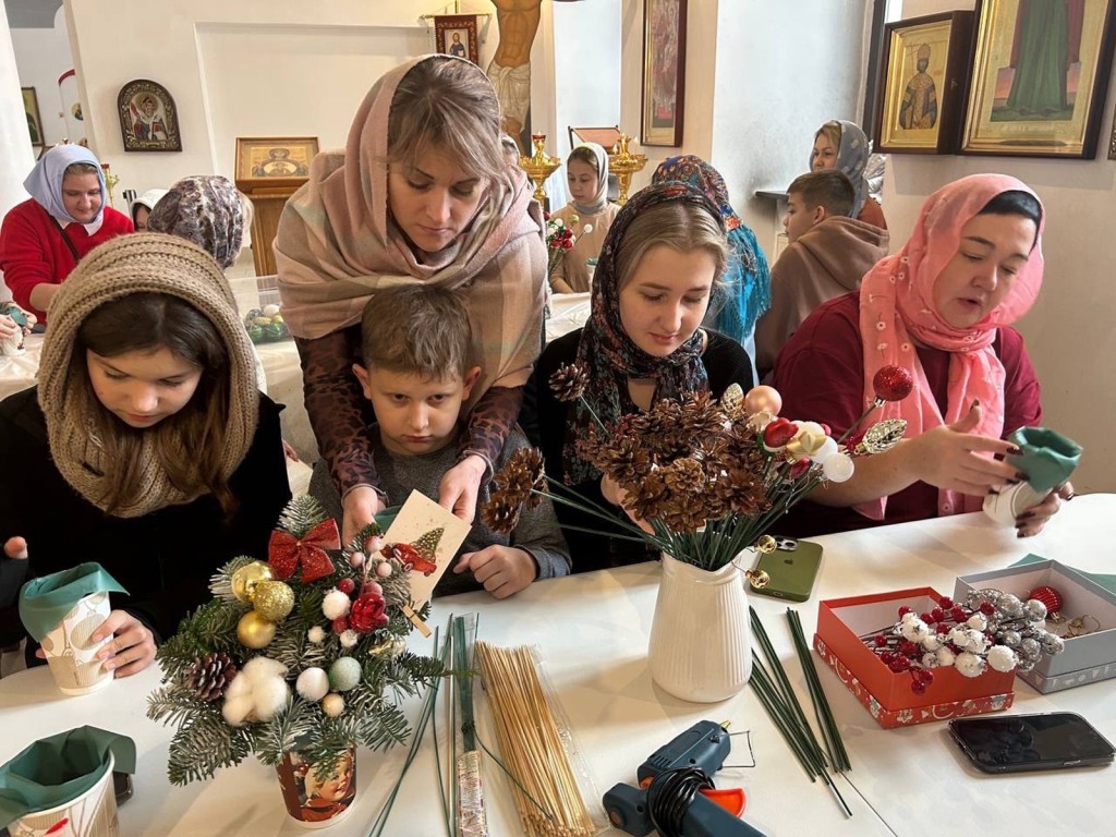 Новогодние композиции научились делать прихожане Знаменского храма