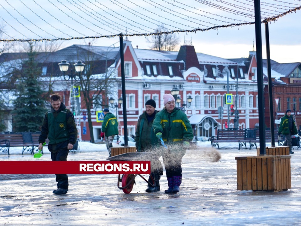 Стихийные катки в Сергиевом Посаде засыпают песком вторые сутки