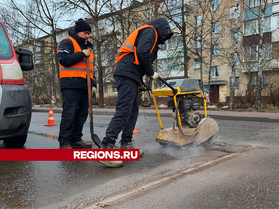 Дорожники залатают 80 кв. м ям на Красноармейской улице