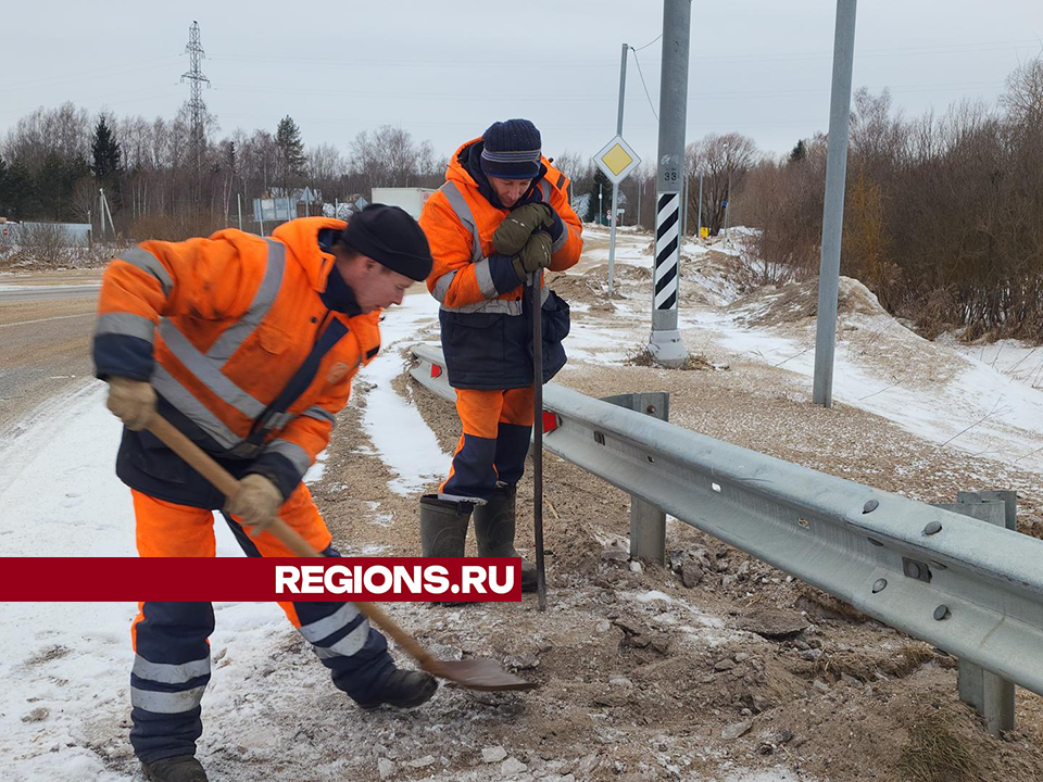 Ливневки на трассе М-9 в Волоколамске очистили от грязи и льда