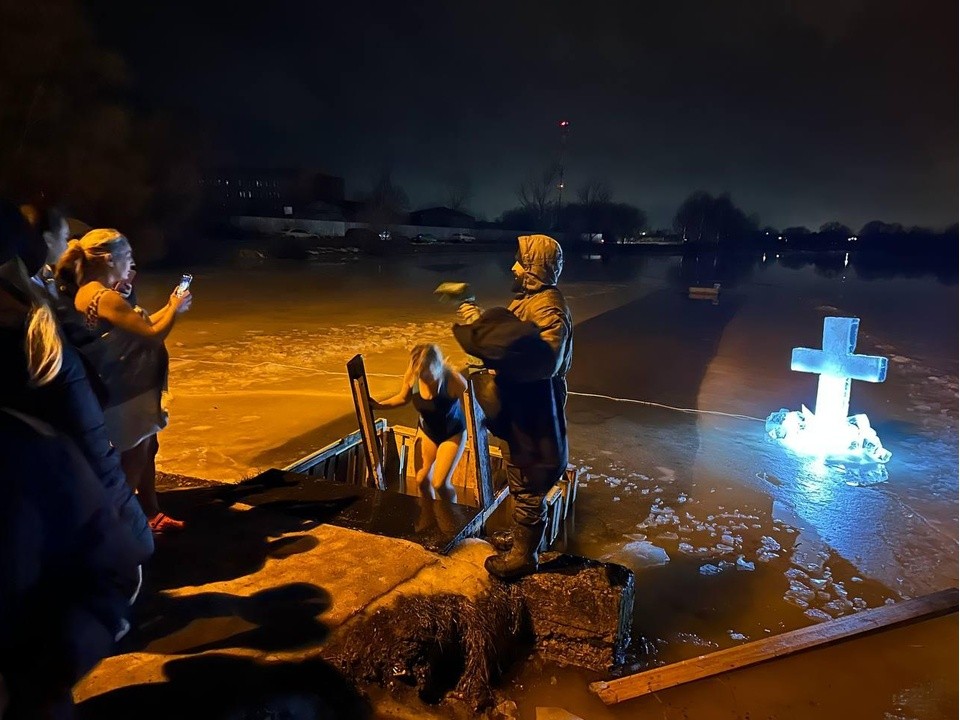 В ночь на Крещение в вельяминовской купели окунулись более 150 человек в Домодедове