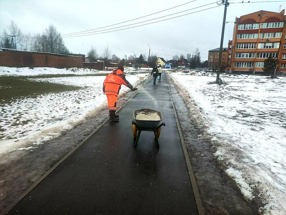 В Истре тротуары и дороги обработали от гололеда