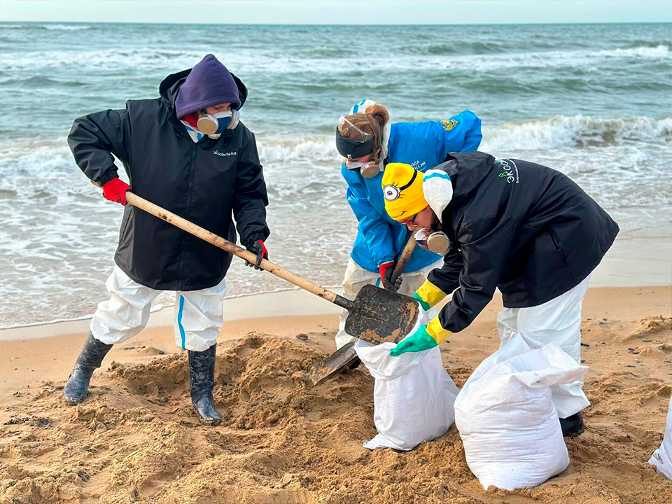 Королевцы могут помочь устранить последствия разлива мазута на побережье Черного моря