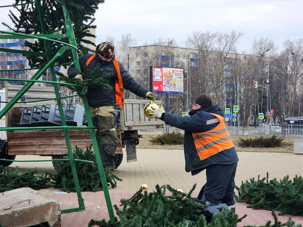 В Пущине разобрали главную новогоднюю елку