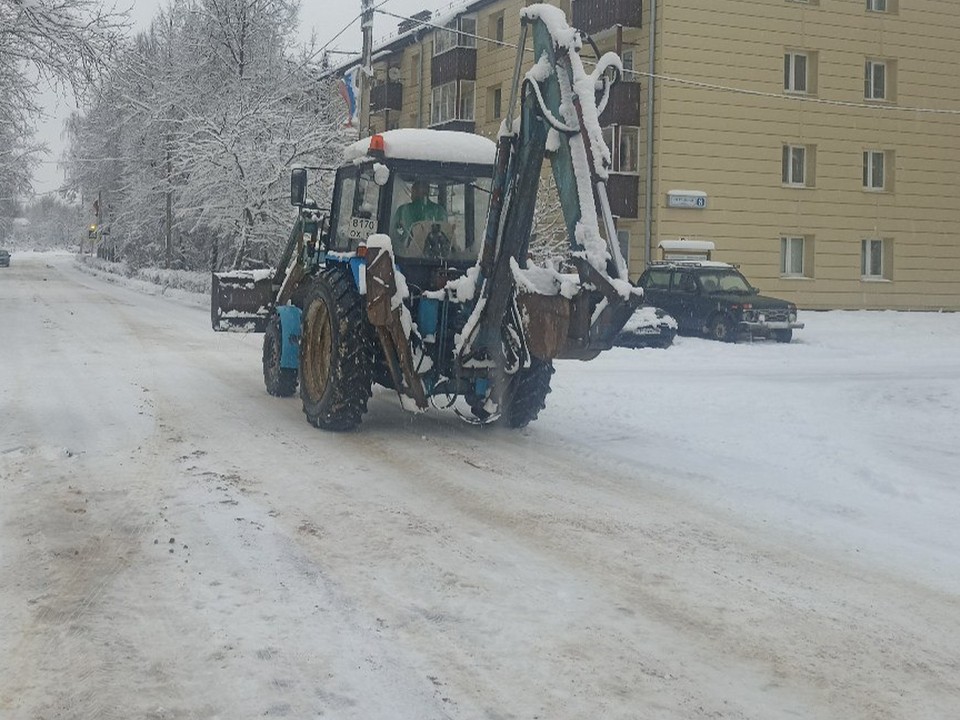 Площадь возле братской могилы в Нелидове обработали от гололеда