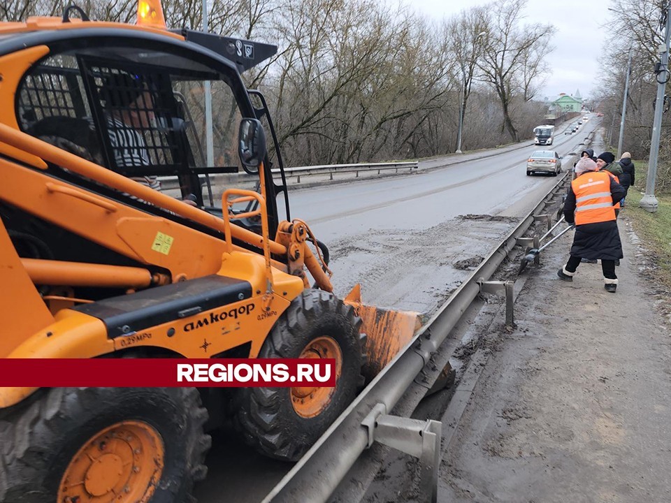 В Пущине в микрорайоне Г убрали мусор во дворах после жалоб жителей