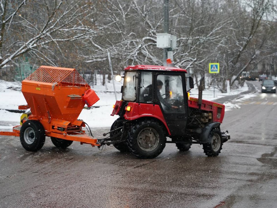 В Химках коммунальщики убирают ледяную корку на дорогах и тротуарах