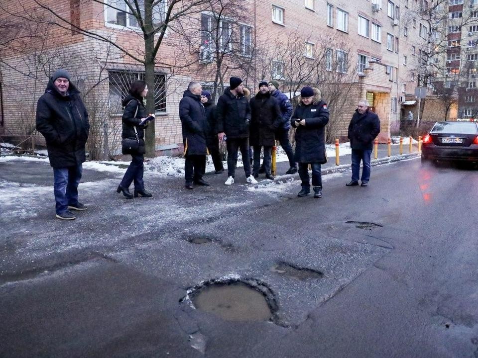 Рабочие восстановят асфальт возле дома № 28/1 на улице Колпакова в Мытищах