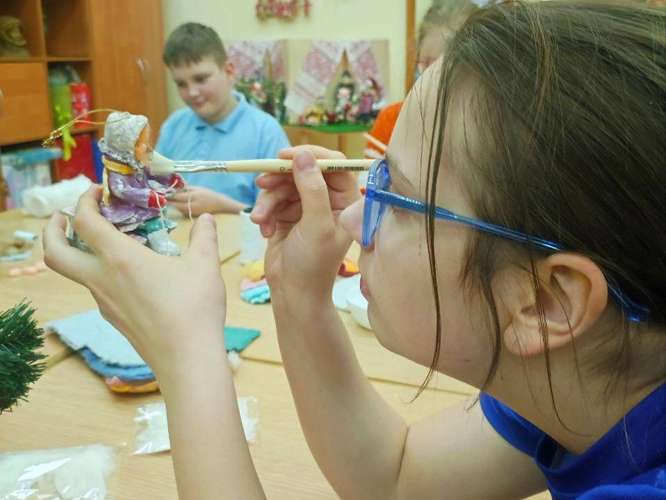 В Можайском семейном центре особенные дети учатся делать особые игрушки