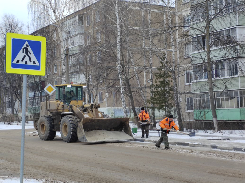 Дорожные службы Зарайска продолжают противогололедную обработку улиц и тротуаров