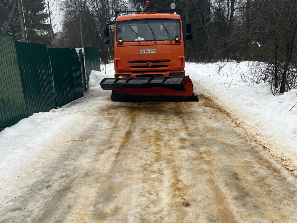 Дороги в деревне Саморядово посыпали пескосоляной смесью по просьбе жителей