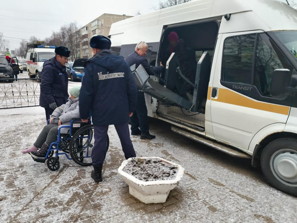 Спасатели Серебряных Прудов помогли женщине с гипсом добраться до больницы