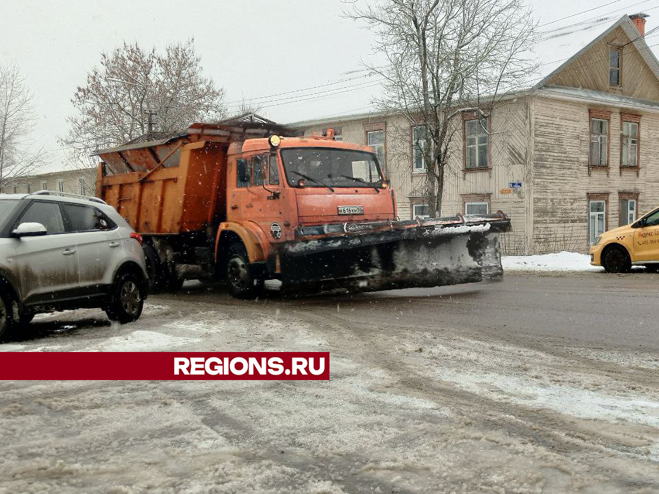 Дорожные службы обрабатывают проезжую часть противогололедной смесью