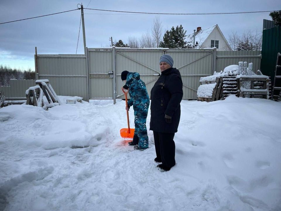 В Лобне школьники помогли бабушкам расчистить дворы в частном секторе