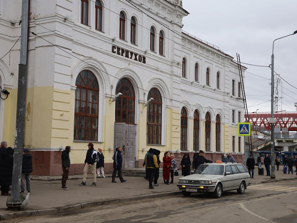 У железнодорожного вокзала в Серпухове «уехала крыша»