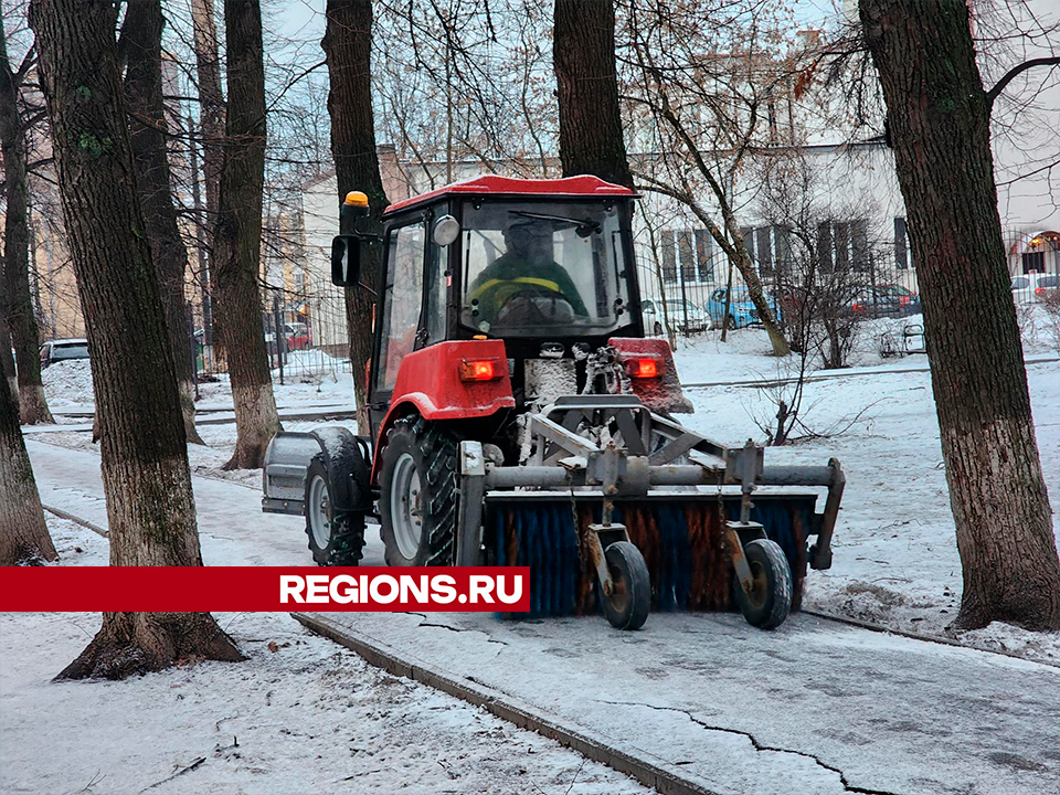 Коммунальщики вышли на борьбу с гололедом в Королеве