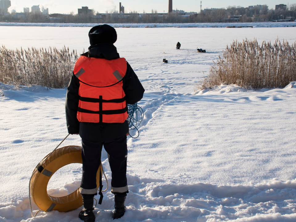 Жуковчанам напомнили об опасности тонкого льда на водоемах