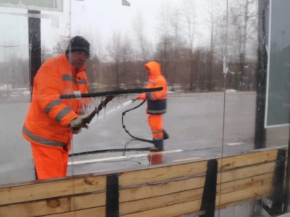 На двух улицах в Жуковском дорожники устранили незаконные граффити и рекламу