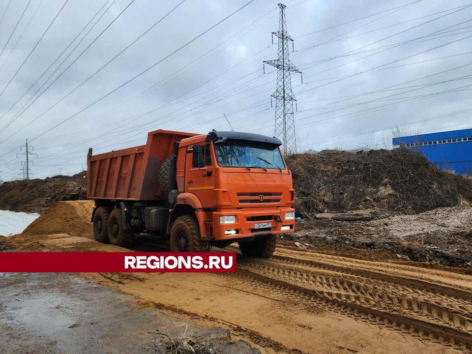 В Химках на улице Германа Титова укладывают основание для новой дороги