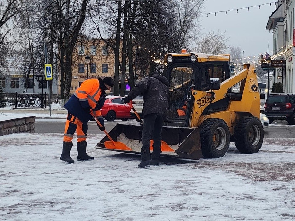 С начала зимы коммунальщики высыпали на дороги Звенигорода 200 тонн соли