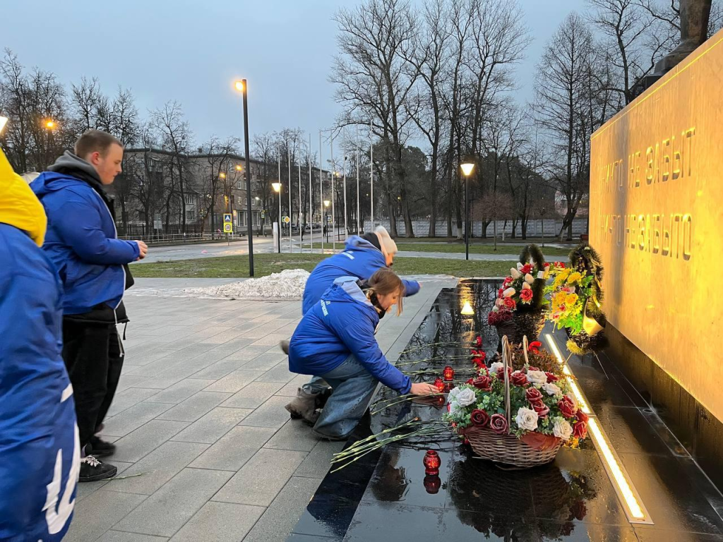 В сквере авиаграда зажгли «Свечи памяти» в честь молодогвардейцев Краснодона