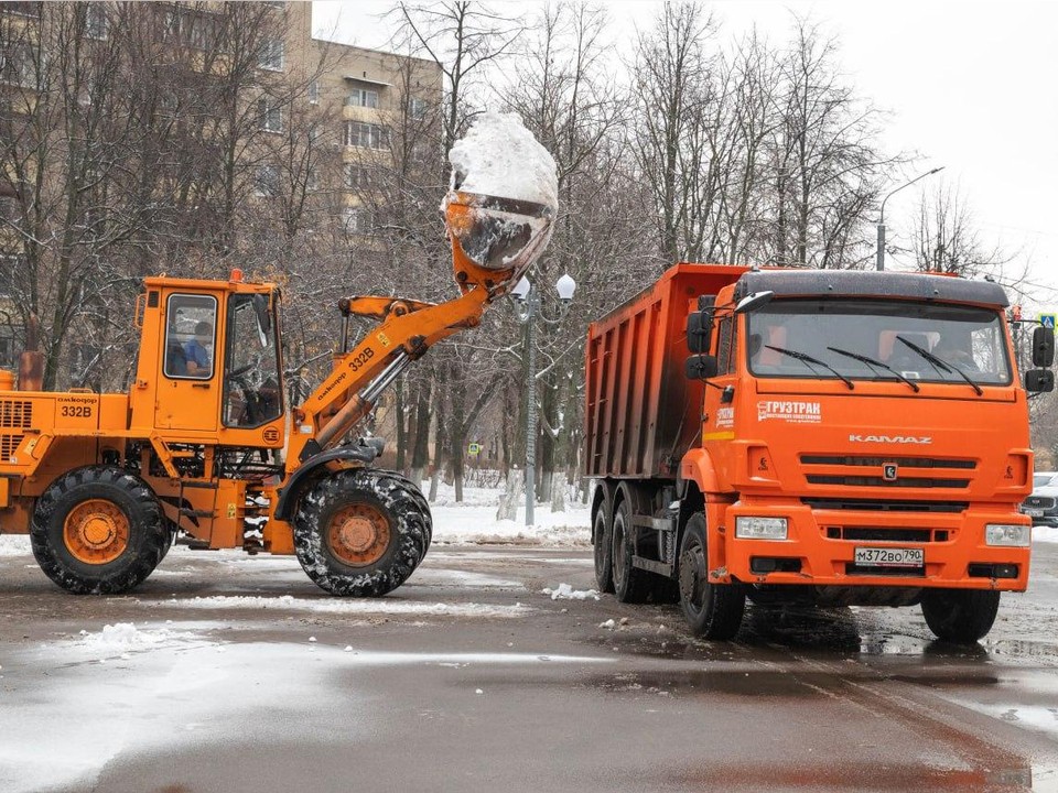 Последствия очередного снегопада в Реутове устраняют более двухсот человек