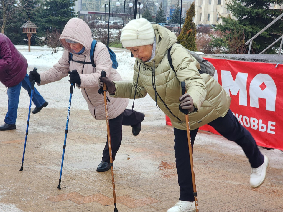 Бабушки и дедушки Люберец два раза в неделю занимаются гимнастикой на свежем воздухе