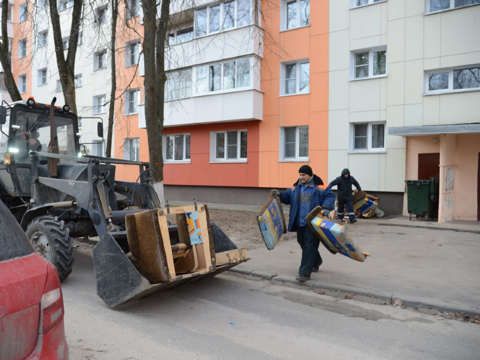 Более 30 куб. м крупногабаритного мусора ежедневно вывозят от подъездов в Коломне