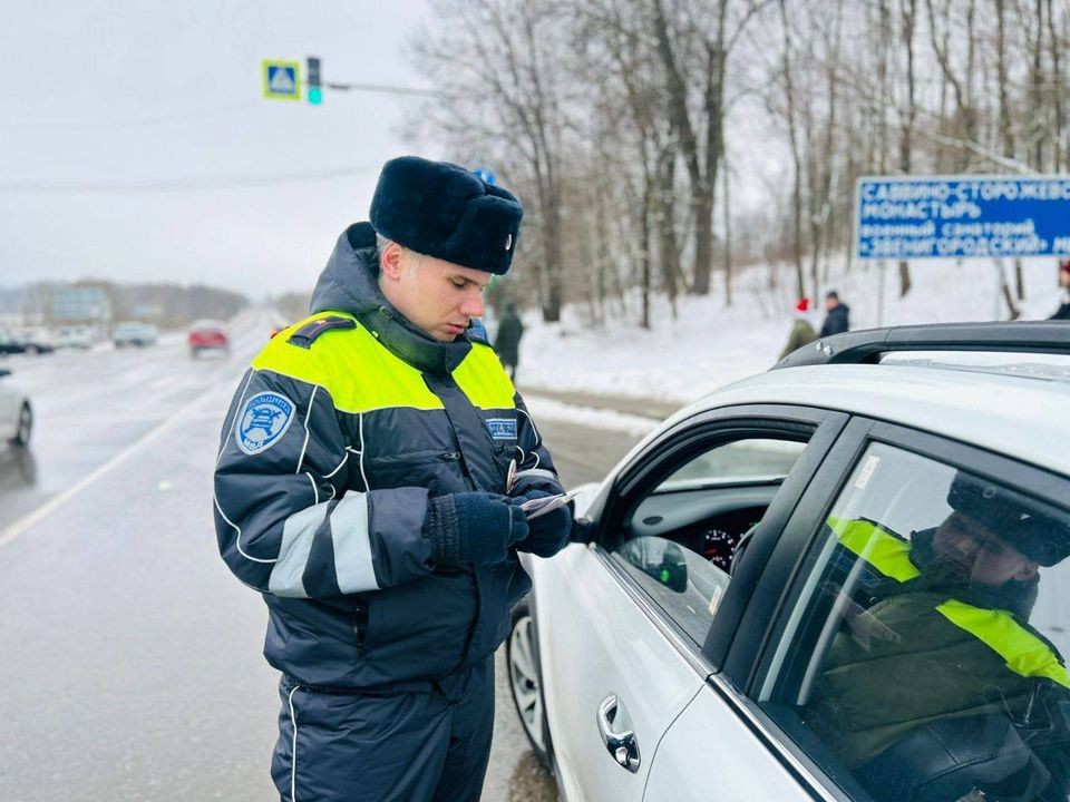 Автоинспекторы в Одинцове останавливали водителей и вручали подарки детям