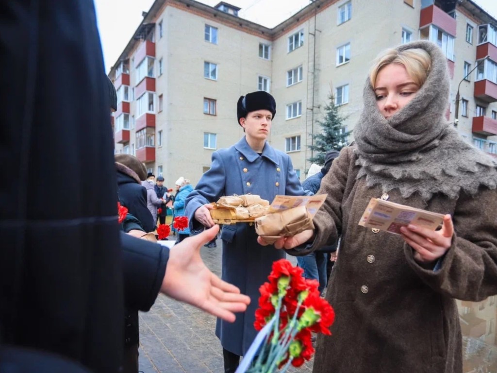 Жителям Шатуры раздали маленькие кусочки хлеба в память о блокаде Ленинграда