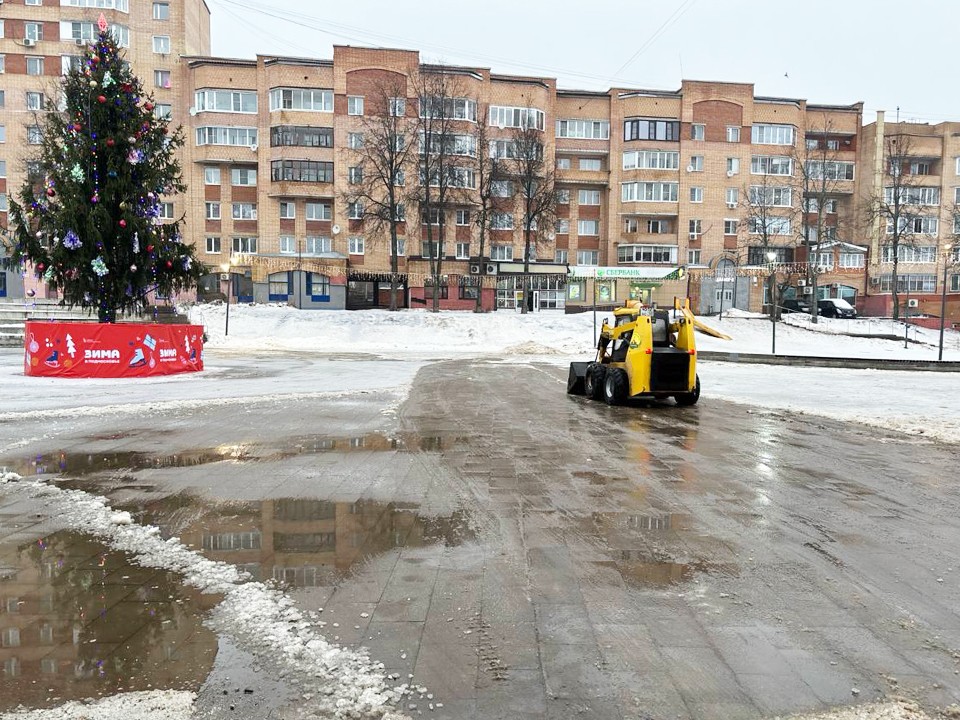 Главную площадь Красноармейска избавили от «катка» вокруг елки