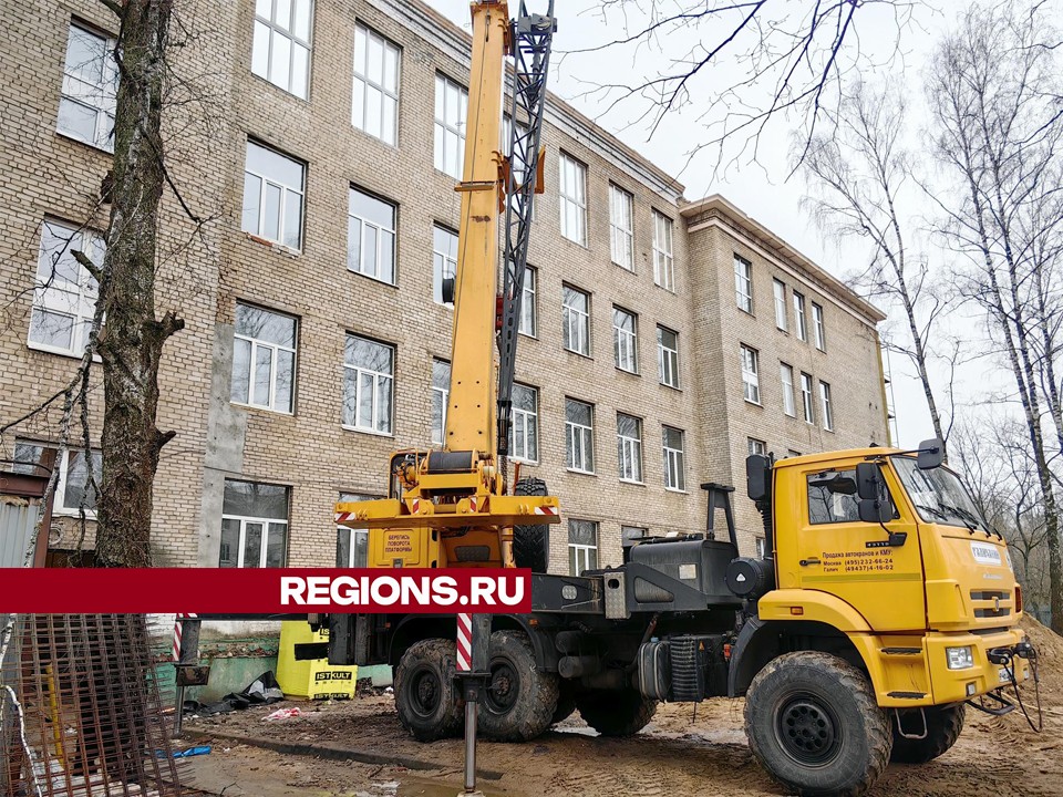 В лицее № 14 отштукатурили лестничные пролеты и возводят внутренние перегородки