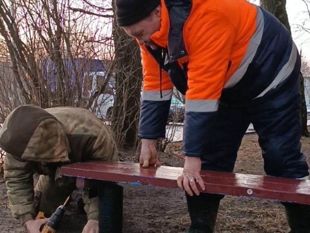 Около дома на улице Спортивной отремонтировали скамейку