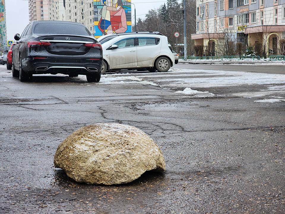 В дачном поселке Лесной Городок очистили парковку от навалов снега