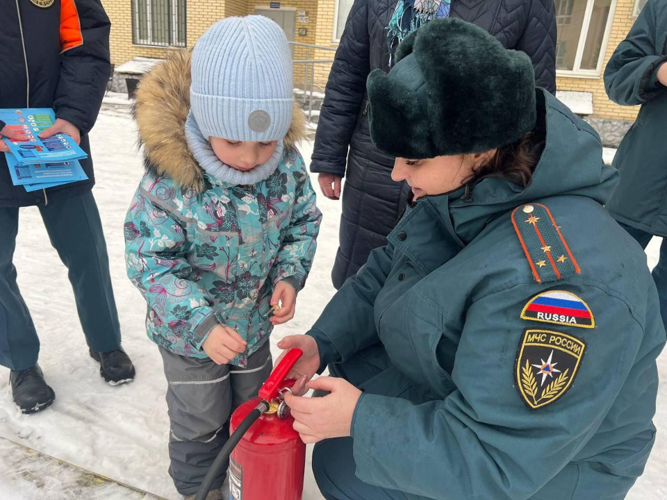 Будущие пожарные из Раменского учат жителей, как справиться с огнем