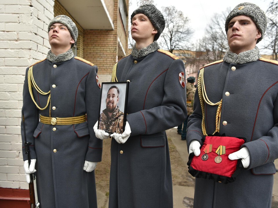 Мемориальную доску участнику СВО Денису Азарову открыли в Балашихе