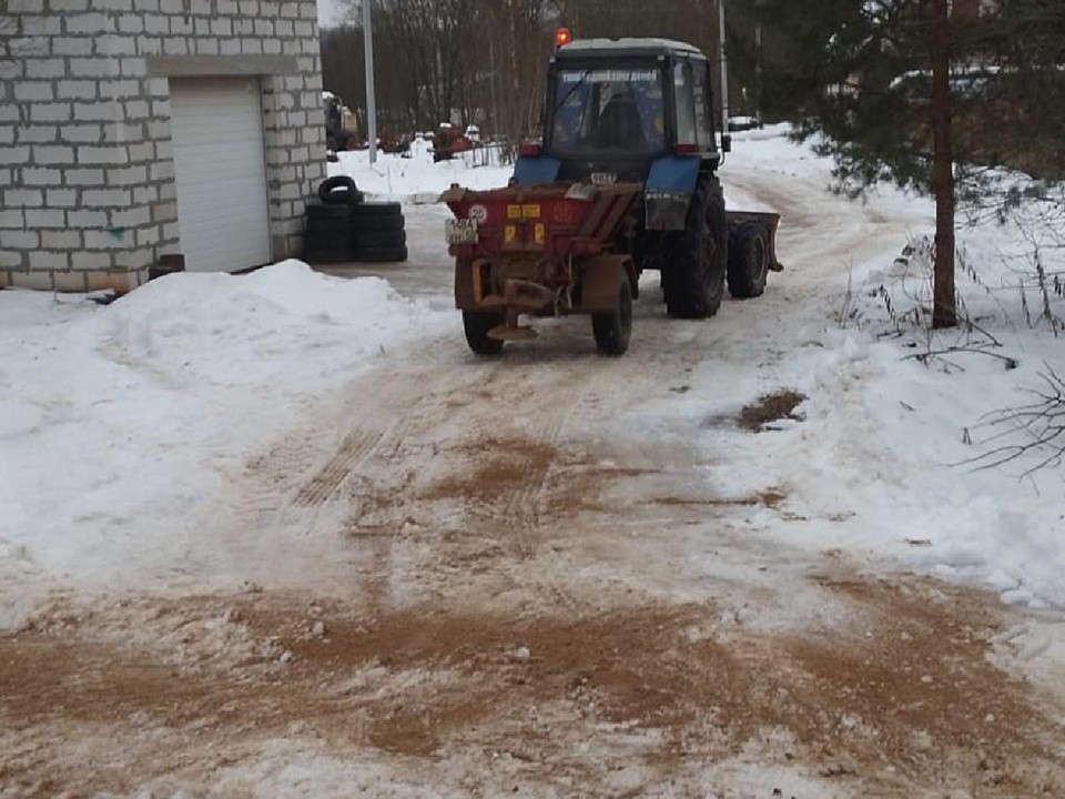 В Введенском по просьбе жителей обработали дороги от гололеда