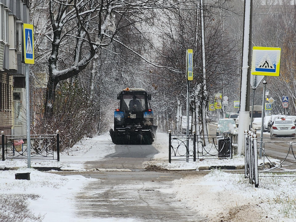 Электростальцам рассказали, чем обрабатывают дороги и тротуары в городе