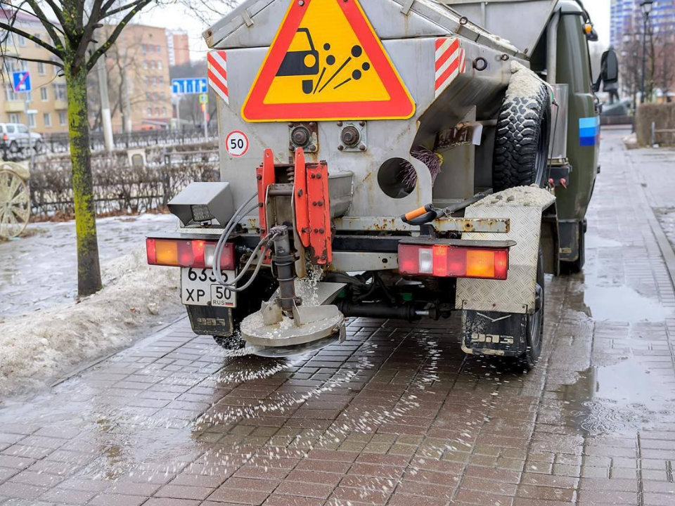 Коммунальщики посыпают песком дороги и тротуары в Подольске