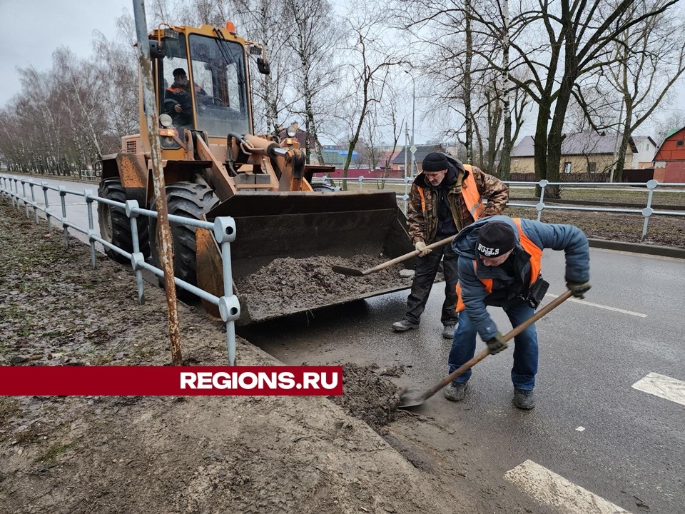 Улицу Горького в Серпухове очистили от грязи