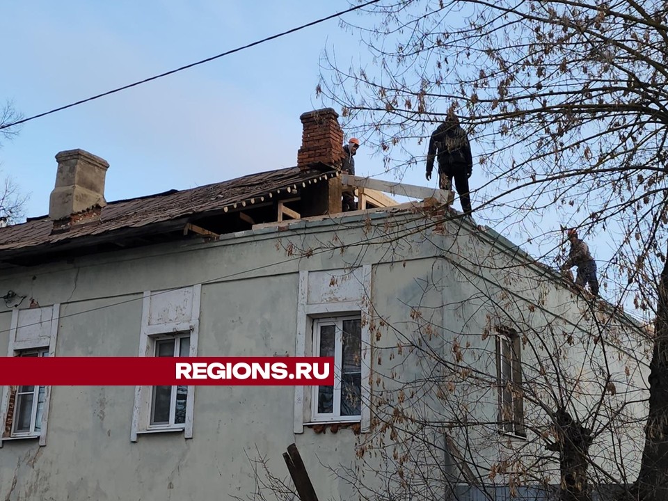 В старом доме на Кадомского меняют кровлю