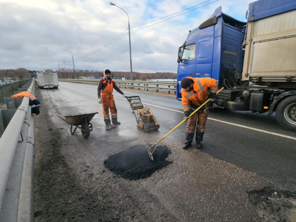 На самых оживленных дорогах Рузы начали ремонтировать асфальт