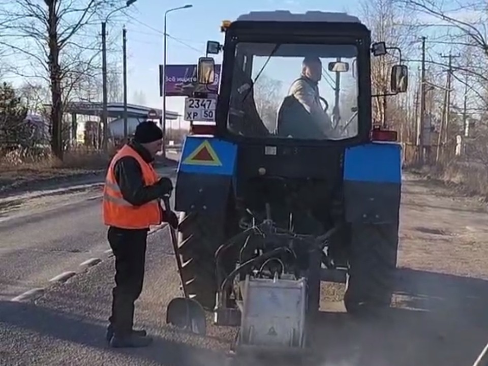 На улицах Весенней и Роз заделывают ямы на дорогах