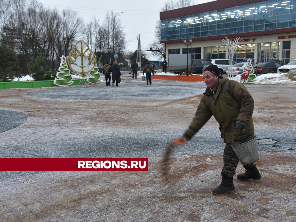 Коммунальщики борются с гололедом на улицах и площадях Лотошина