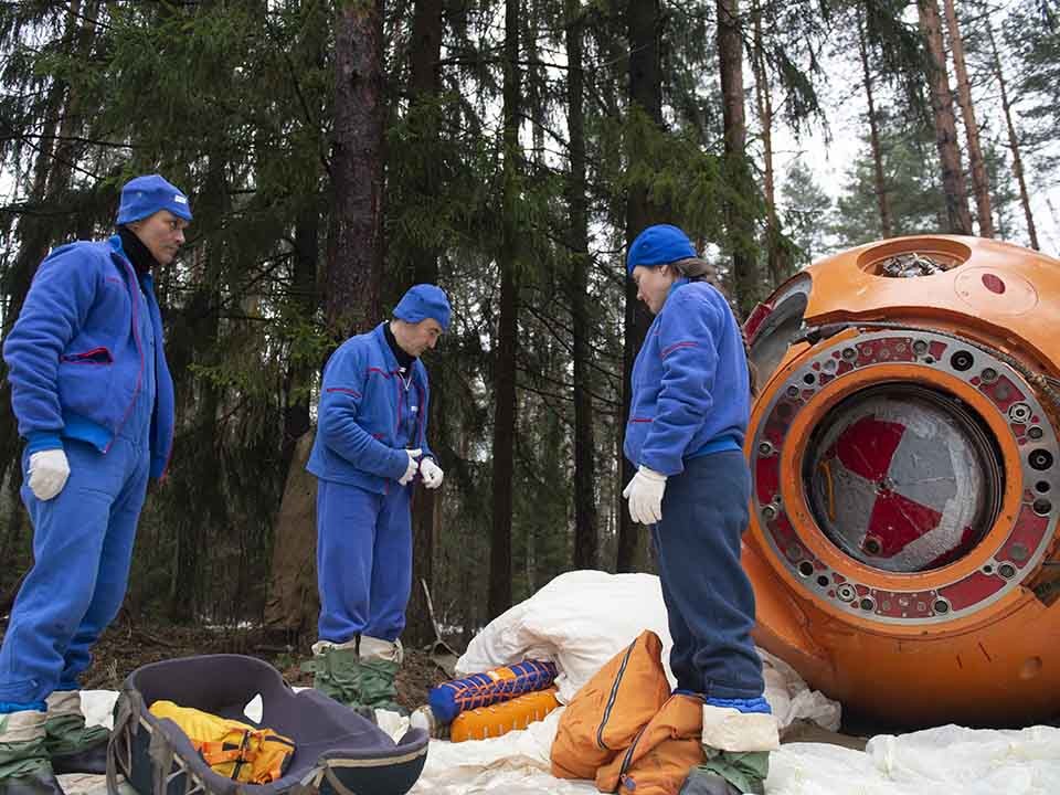 Астронавт Анил Менон тренируется выживать в зимних условиях в Звездном городке