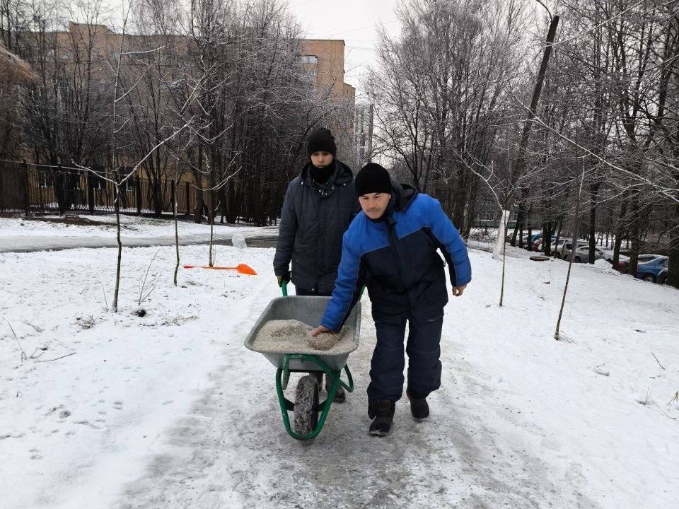 Коммунальщики борются с наледью на улицах Одинцова